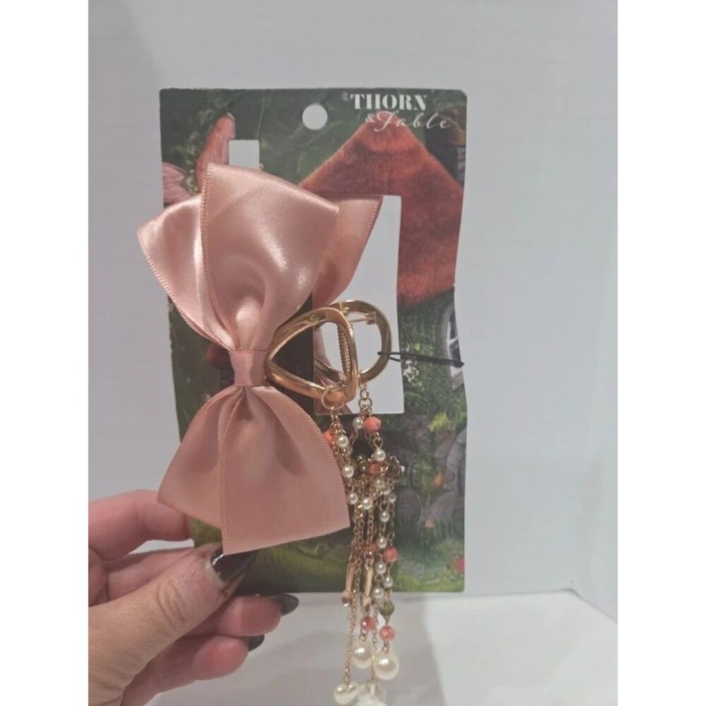 Thorn and fable claw clip bow